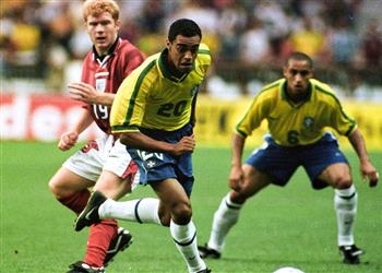 دينيلسون يسخر من رغبة ناد برازيلي في ضم روبن لماذا لا تلاحقون باتمان