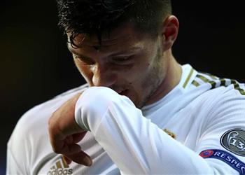 والد يوفيتش ي دافع عنه ويكشف سبب إصابته رغم تواجده في الحجر الصحي