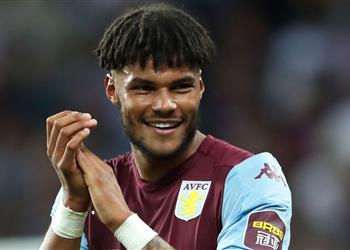 لاعب أستون فيلا يسخر من منتقدي أندية الهبوط في الدوري الإنجليزي