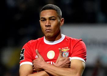 ذا صن مانشستر يونايتد يرصد 35 مليون إسترليني لضم هداف بنفيكا