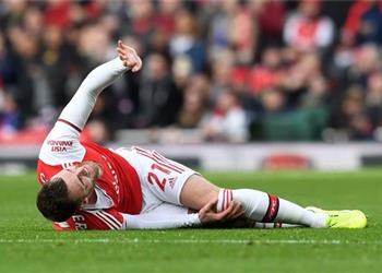 هل يعود تشامبرز للملاعب عند استئناف الدوري الإنجليزي مدافع آرسنال يوضح