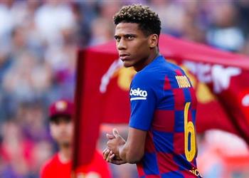 مدافع برشلونة يرحب بالبقاء في الدوري الألماني