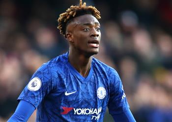 أبراهام أتمنى استئناف الدوري الإنجليزي ولكن في ظروف آمنة