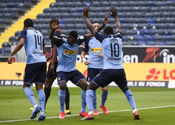 عودة البوندزليجا فيديو مونشنجلادباخ يضرب فرانكفورت بثلاثية في الدوري الألماني