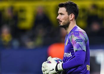 حارس بوروسيا دورتموند يشبه مباراة شالكه بـ لعبة أطفال