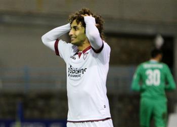 وكيل عمرو وردة يكشف عن حالته بعد اعتداء جماهير لاريسا عليه