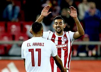 تقارير مدرب أولمبياكوس يفضل كوكا على مهاجم منتخب اليونان