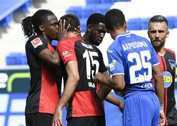 مدافع هيرتا برلين يوضح حقيقة تقبيل زميله في الدوري الألماني رغم كورونا