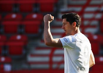 أسطورة بايرن ميونخ ينهال بالمديح على ليفاندوفسكي