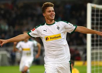 بايرن ميونخ وآرسنال يراقبان مدافع بوروسيا مونشنجلادباخ