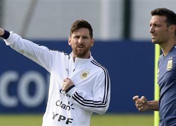 مدرب الأرجنتين ميسي أفضل لاعب في التاريخ وانتقال لاوتارو لـ برشلونة أمر جيد