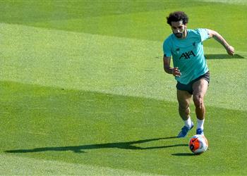 صورة محمد صلاح يذهب لتدريب ليفربول الأول بسيارة زجاجها مكسور