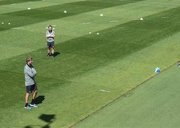 صورة أب وطفله يتلصصان على تدريبات ليفربول رغم كورونا