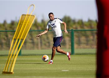 صور تريزيجيه والمحمدي يشاركان في تدريبات أستون فيلا