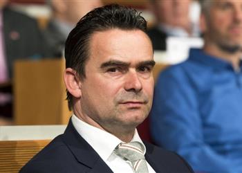 تقارير الميركاتو سر تواجد المدير الرياضي لأياكس في برشلونة وحقيقة التعاقد مع سانشيز