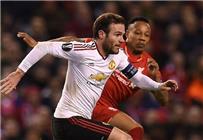 لاعب مانشستر يونايتد السابق يهاجم فان جال بسبب شارة القيادة