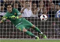 حارس برشلونة يغيب عن مران الفريق لإنهاء إجراءات انتقاله للسيتي