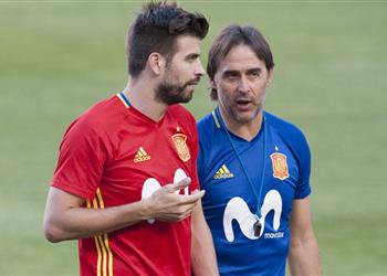 تصريحات مدرب إسبانيا يحذر بيكيه من تطور الأزمة مع جماهير ريال مدريد