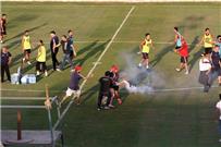 بالفيديو لحظة إقتحام ألتراس أهلاوي للتدريب ومحاولة الإعتداء على اللاعبين