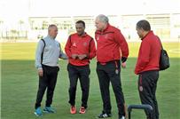 يول يحاضر لاعبي الأهلي خلال تدريبات اليوم
