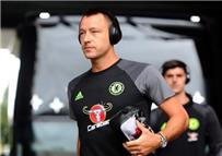 لعنة الإصابات تيري يغادر ملعب سوانزي بعكازات الطبية