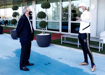 صور بيريز يزور زيدان ولاعبي ريال مدريد في التدريبات