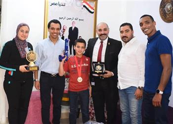 الخماسي الحديث يعلن تبني نجل الشهيد أحمد منسي رياضي ا