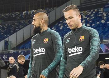 لاعب وسط برشلونة لا يفكر في الرحيل وينتظر عودة النشاط لحسم قراره