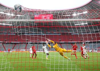 بايرن ميونخ يحقق إنجاز ا فريد ا في الدوري الألماني ورقم قياسي لمدافع فرانكفورت