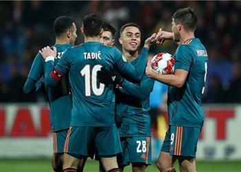 صورة نجم أياكس يغازل برشلونة