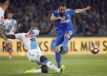 نابولي يتجاهل جونزالو هيجواين في عيد الأرجنتين