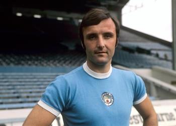 وفاة جلين باردو أسطورة مانشستر سيتي عن عمر يناهز 73 عام ا