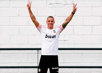 م هاجم فالنسيا أراهن على فوز برشلونة بالدوري الإسباني