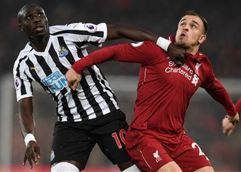 نيوكاسل يتواصل مع ممثلي شاكيري لضمه من ليفربول