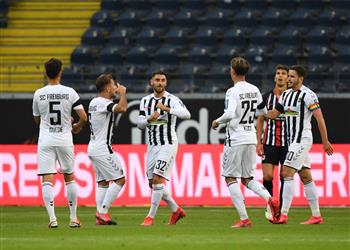 فرانكفورت يتعادل بصعوبة مع فرايبورج بثلاثية في الدوري الألماني