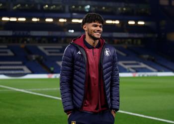 لاعب أستون فيلا أتواصل مع طبيب نفسي لا أحد يهتم بصحة اللاعبين العقلية