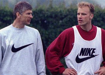 بيركامب يستعيد ذكريات هدفه في نيوكاسل وصعوبة البدايات مع فينجر