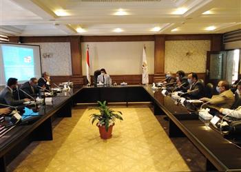 صورة وزير الرياضة يجتمع باللجنة الطبيبة لوضع خطة شاملة لعودة النشاط الرياضي