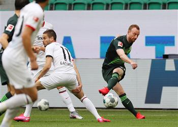 بالفيديو تحت أنظار مرموش فولفسبورج يسقط أمام فرانكفورت في الدوري الألماني