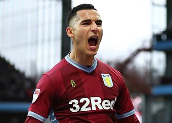 لاعب أستون فيلا يكشف رسالة مدربه التحفيزية بعد وفاة والده بكورونا