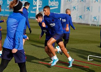 تقارير تشيلسي وريال مدريد يتصارعان على مدافع برشلونة الشاب