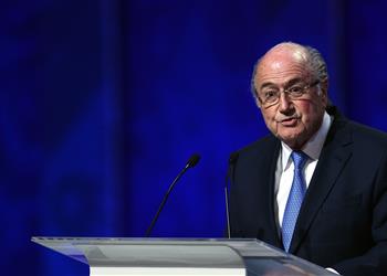 بلاتر مهاجم ا إنفانتينو م صاب بجنون العظمة ويدير كرة القدم بأهوائه