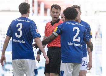 نجم شالكة تحديت حكم لقاء فيردر بريمن بسبب جورج فلويد