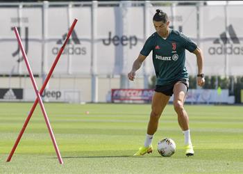 كريستيانو رونالدو يفاجئ لاعبي يوفنتوس في التدريبات