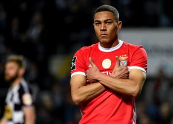 بنفيكا يصدم ليفربول بشأن صفقة كارلوس فينيسيوس