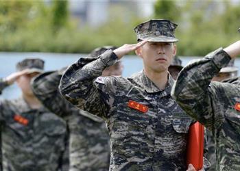 سون يتحدث عن خدمته العسكرية القاسية والممتعة مع كوريا الجنوبية