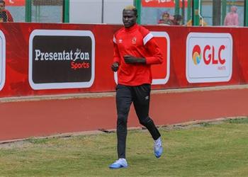 صورة أليو بادجي يشكر عصام الحضري على هديته