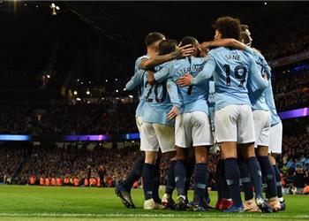 بعد اهتمام برشلونة مانشستر سيتي يتحرك لتجديد عقد مدافعه