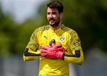 بعد اهتمام تشيلسي بوروسيا دورتموند يستعد لتجديد عقد حارسه