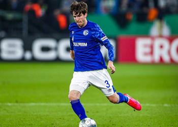 ظهير برشلونة يتخذ قرار ا بشأن مستقبله مع شالكه